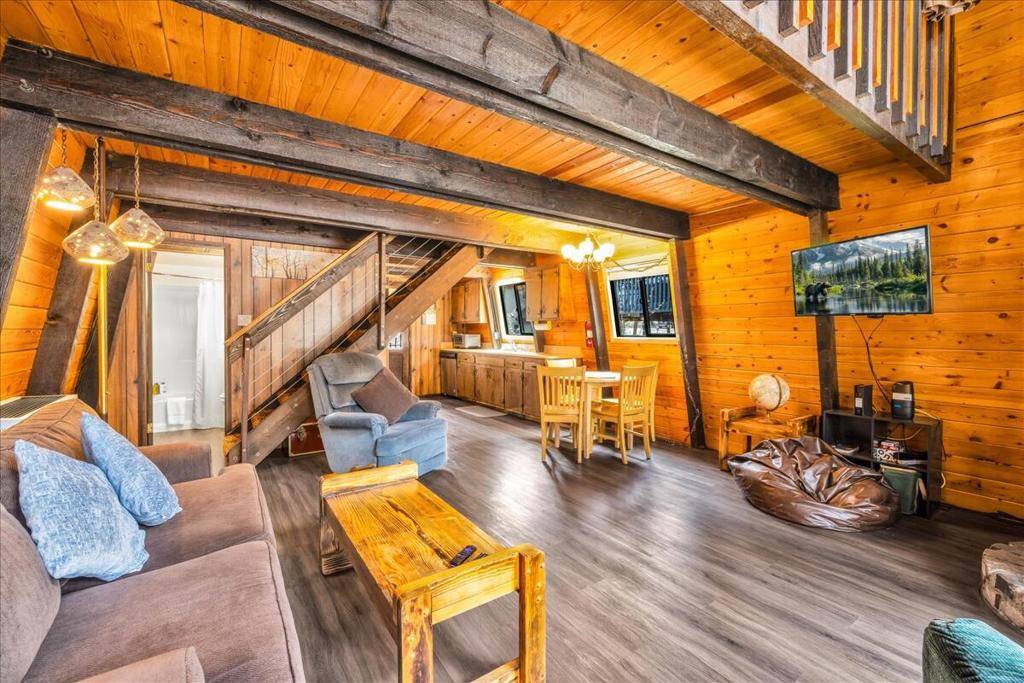 Big Bear, CA 92315,39656 Forest RD