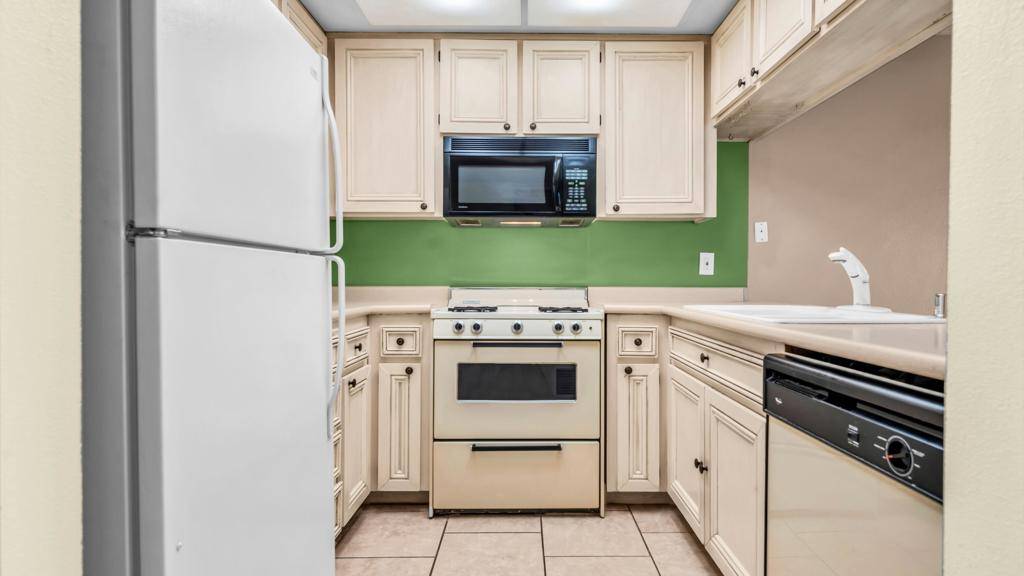 Cathedral City, CA 92234,44 Lakeview Circle