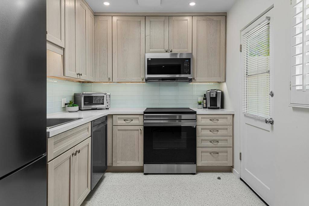 Palm Springs, CA 92262,290 S San Jacinto DR #1