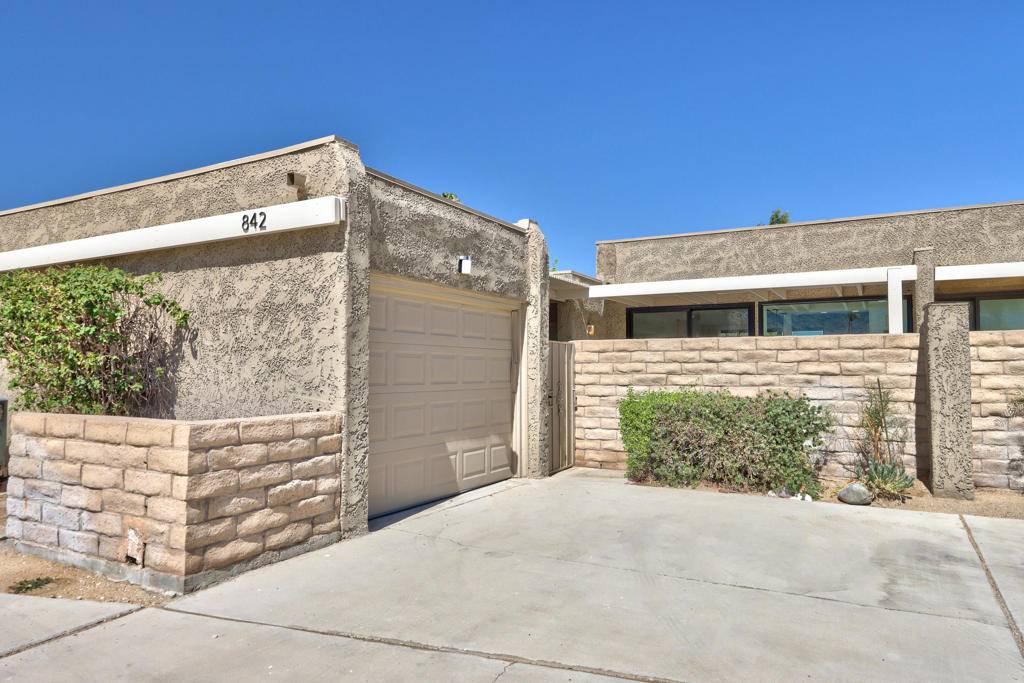 Palm Springs, CA 92262,842 N Calle De Pinos
