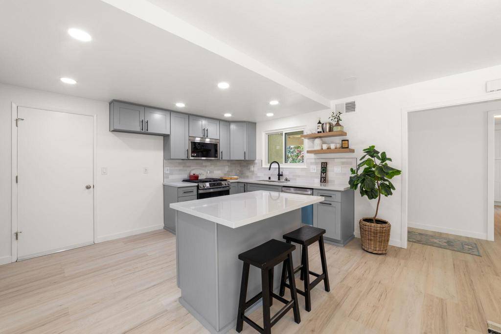 Placentia, CA 92870,1712 Steinbeck ST