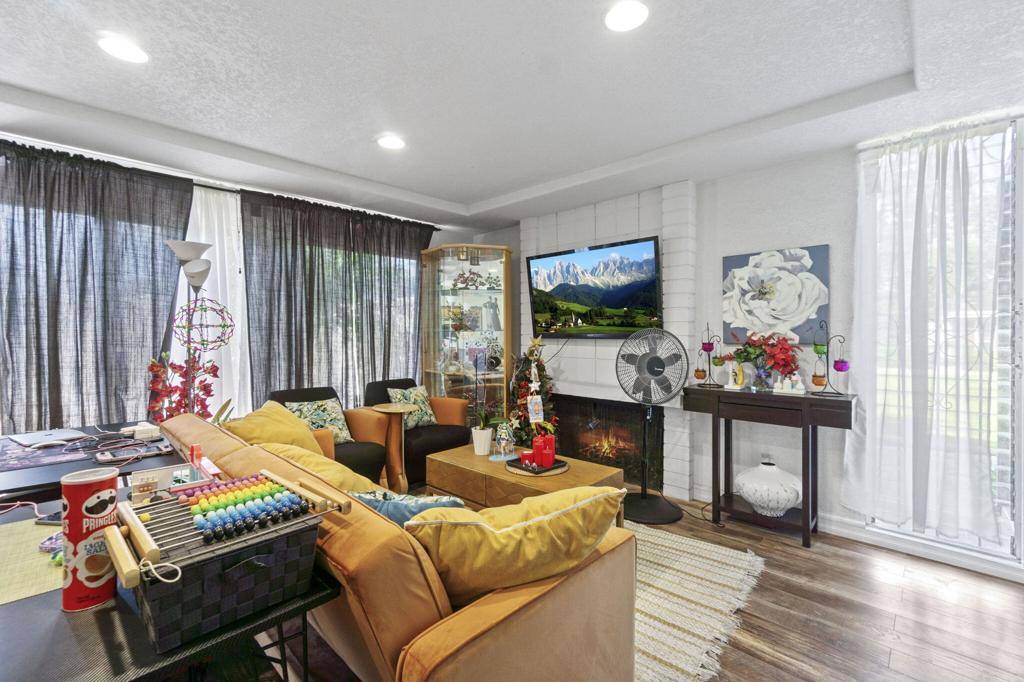 Tustin, CA 92780,15500 Tustin Village WAY ##15