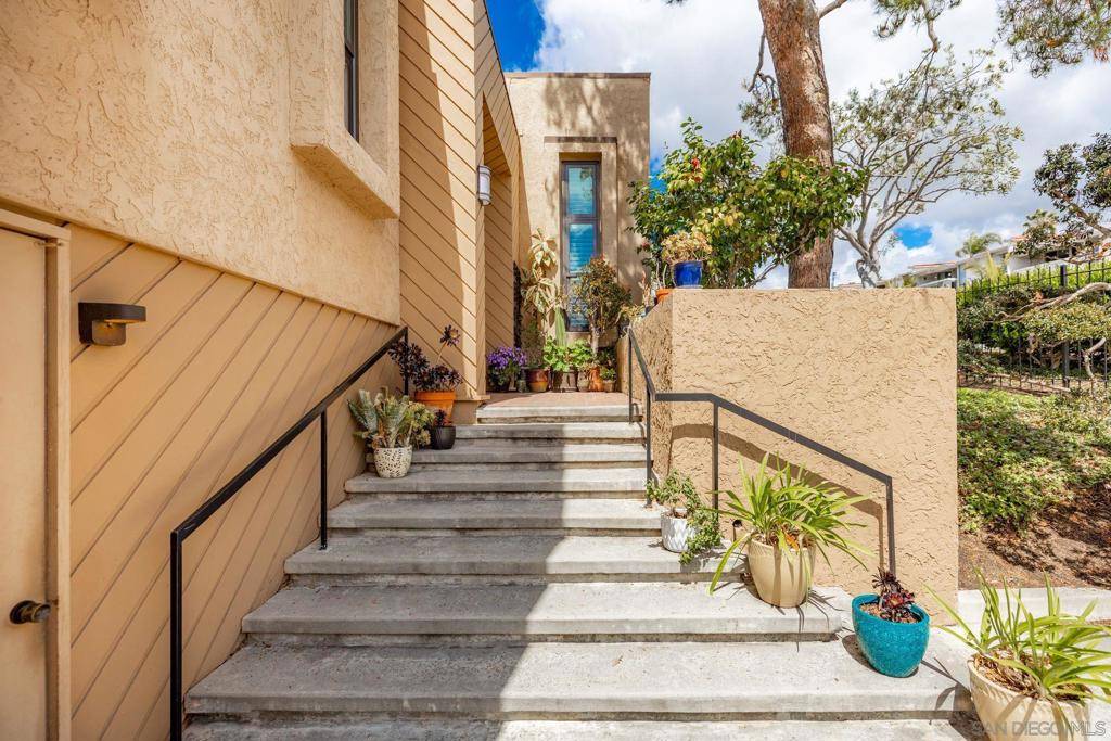 Carlsbad, CA 92009,2201 Plaza De Las Flores