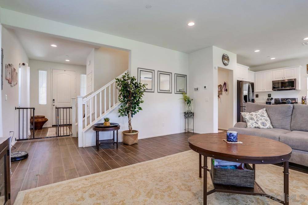 Fallbrook, CA 92028,35118 Persano PL