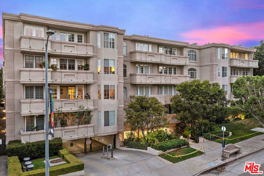 Los Angeles, CA 90049,575 S BARRINGTON AVE #107