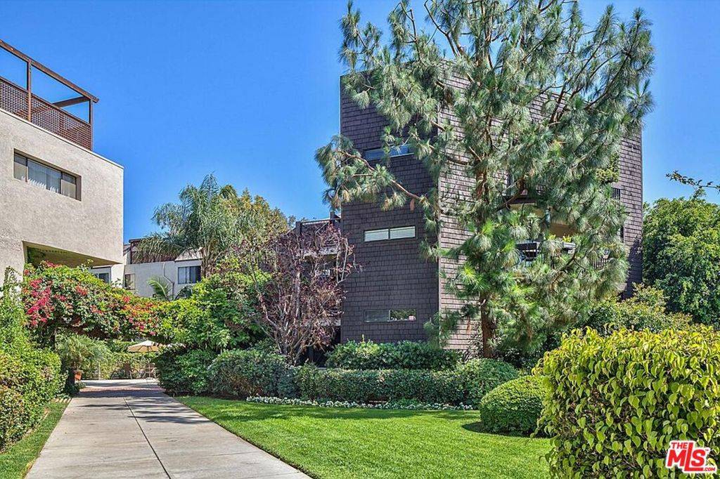 West Hollywood, CA 90069,950 N KINGS RD #21