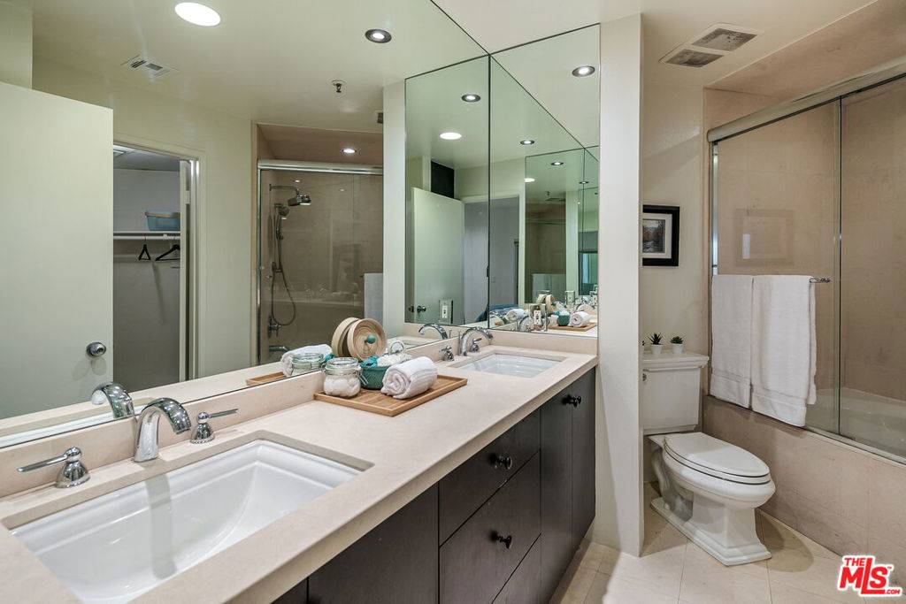 Venice, CA 90291,245 MAIN ST #210