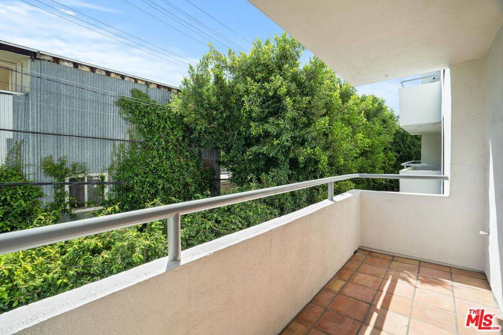 West Hollywood, CA 90069,656 N WEST KNOLL DR #203