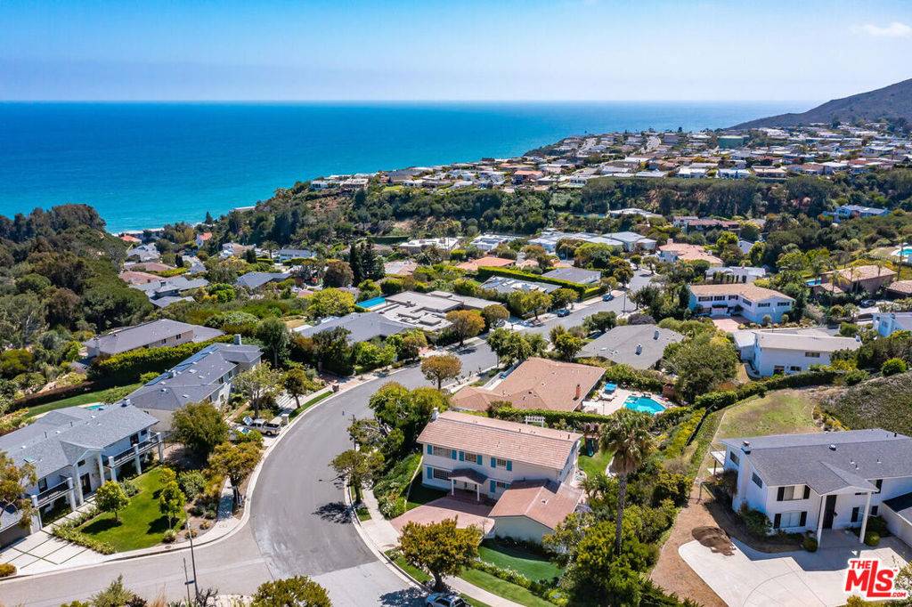 Pacific Palisades, CA 90272,401 SURFVIEW DR