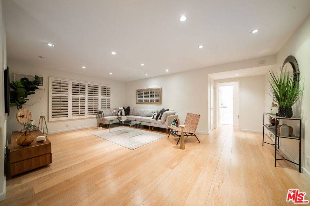West Hollywood, CA 90069,645 WESTMOUNT DR #211