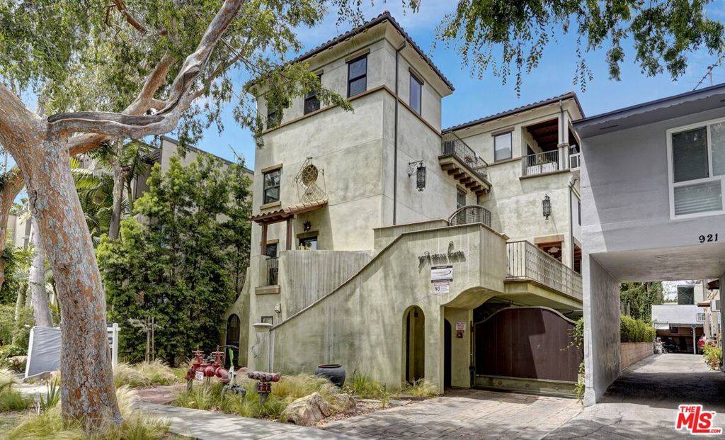 West Hollywood, CA 90046,917 N Sierra Bonita AVE