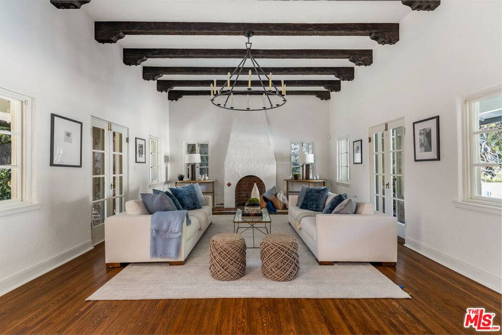 Los Angeles, CA 90068,1842 Outpost DR