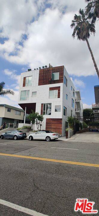 West Hollywood, CA 90069,935 N San Vicente BLVD #1