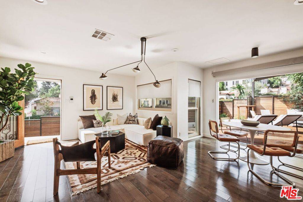 Los Angeles, CA 90068,6857 Camrose DR