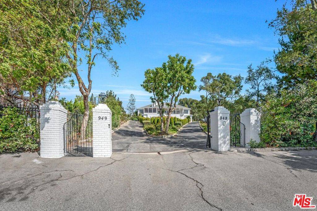 Los Angeles, CA 90049,949 N Norman PL
