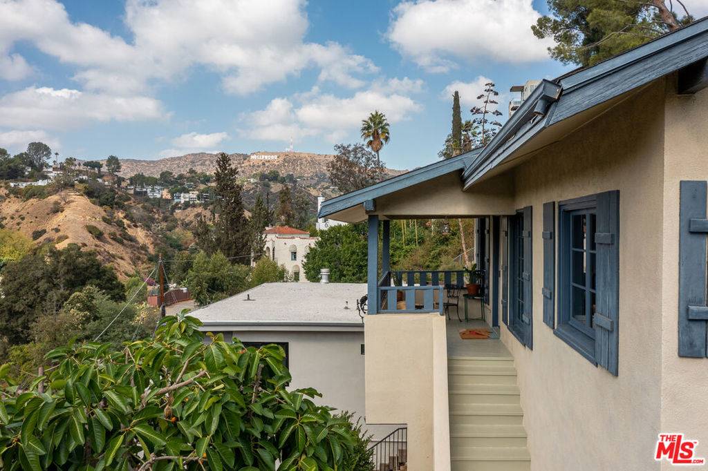 Los Angeles, CA 90068,2406 Aspen DR