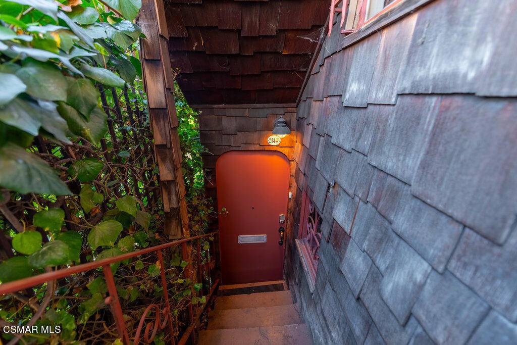 Los Angeles, CA 90068,2142 N Cahuenga