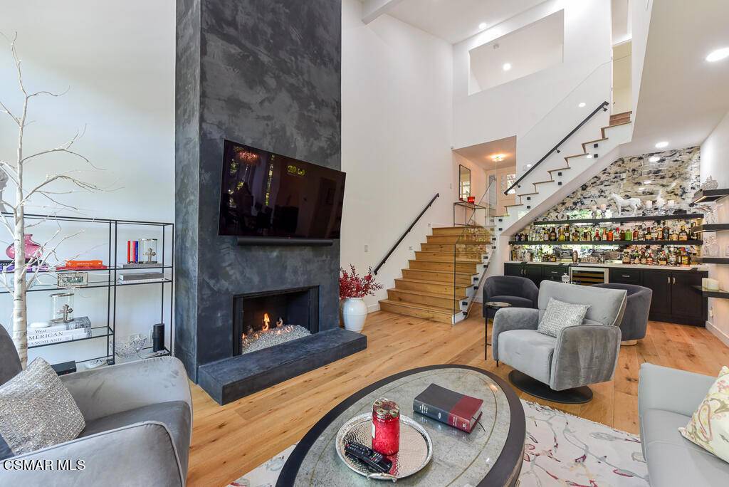 Westlake Village, CA 91362,4742 Club View DR