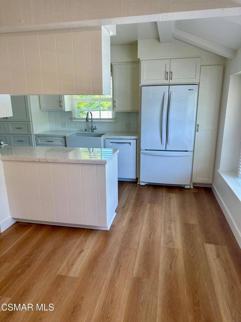 Woodland Hills, CA 91367,23939 Oxnard ST