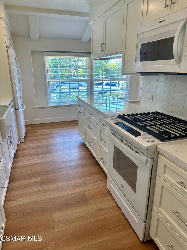 Woodland Hills, CA 91367,23939 Oxnard ST