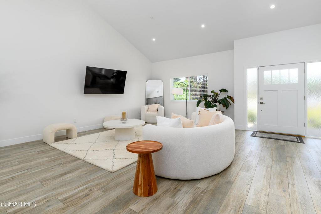 Thousand Oaks, CA 91362,297 Whiteside PL