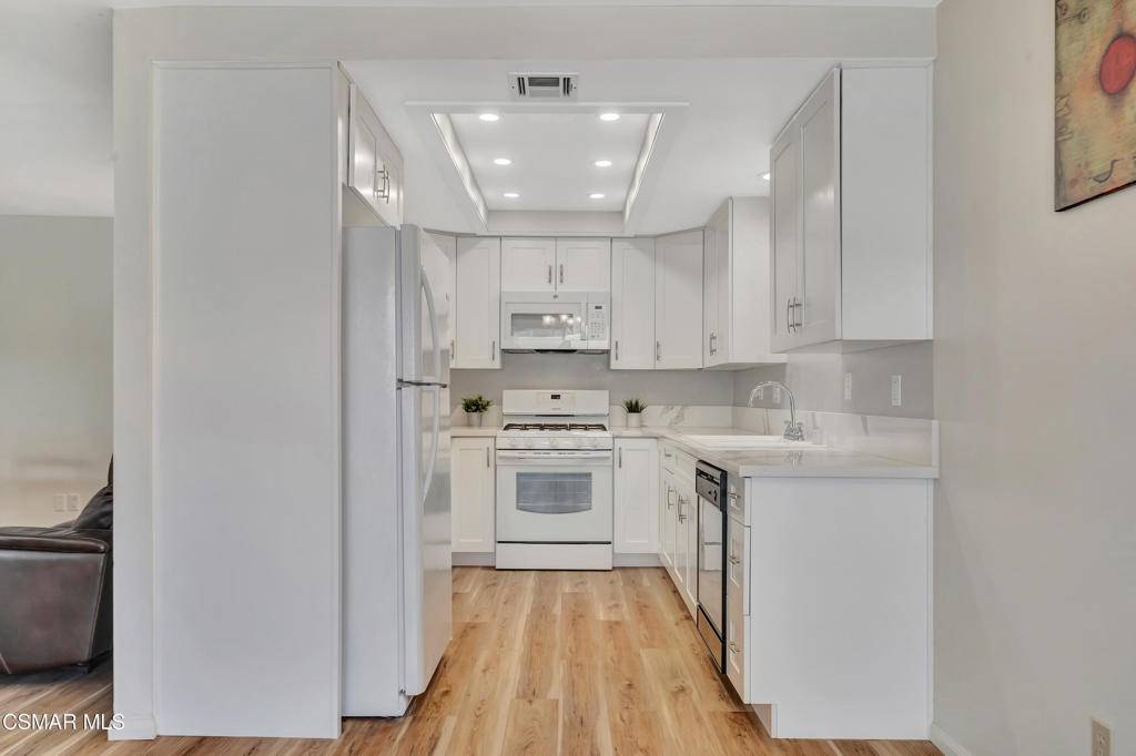 Thousand Oaks, CA 91362,1824 E Avenida De Las Flores