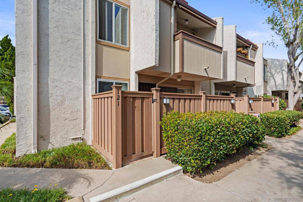 San Diego, CA 92123,3549 Castle Glen  Dr #121