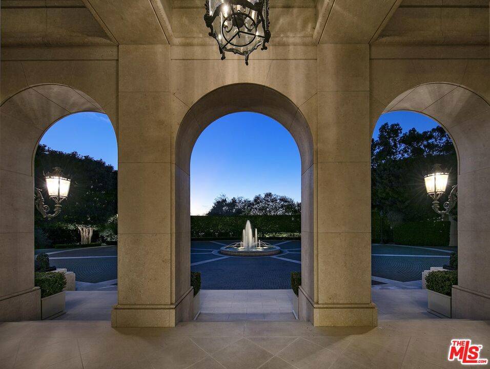 Los Angeles, CA 90024,594 S Mapleton DR