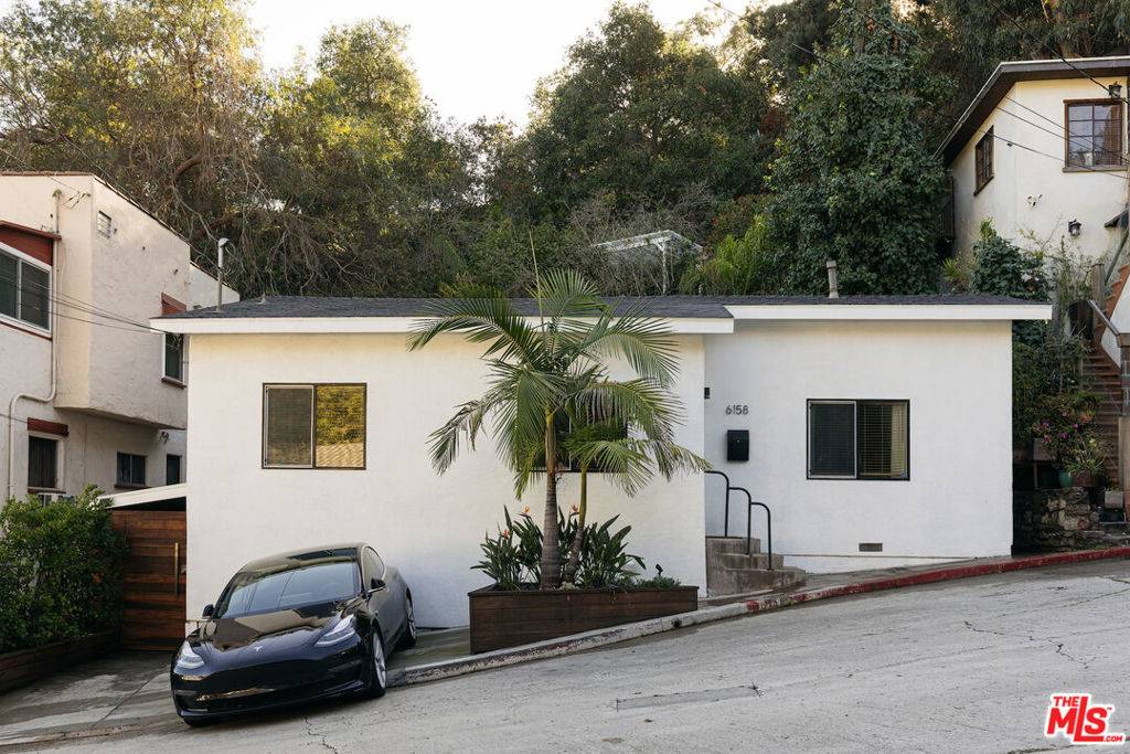 Los Angeles, CA 90068,6158 Glen Oak ST