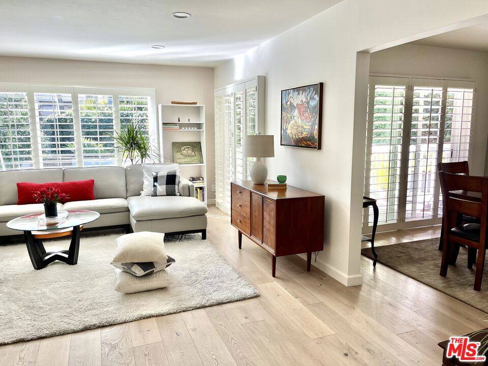 Los Angeles, CA 90068,3101 N Beachwood DR