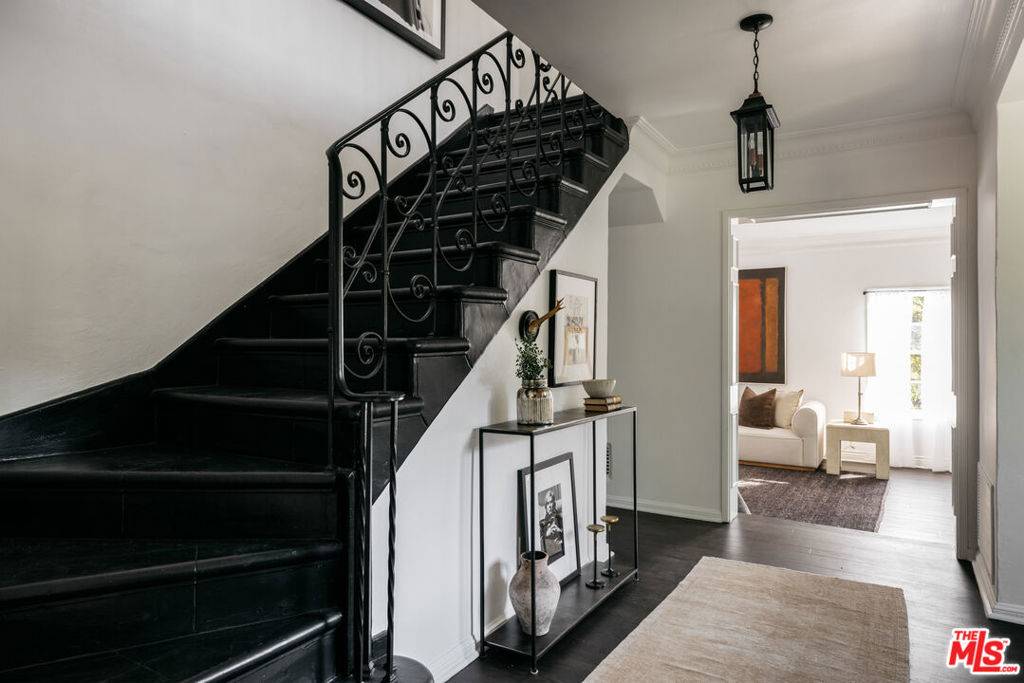Los Angeles, CA 90068,5712 SPRING OAK DR