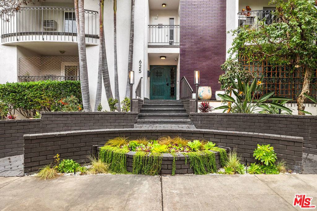 West Hollywood, CA 90048,625 N Flores ST #305