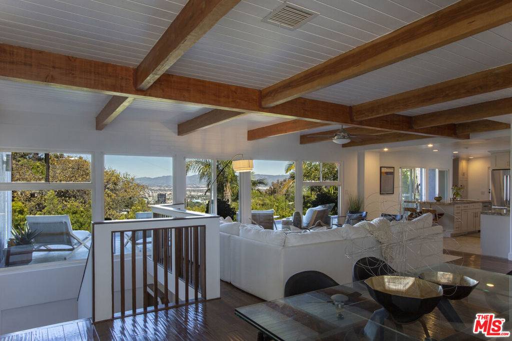 Los Angeles, CA 90068,7257 Pacific View DR