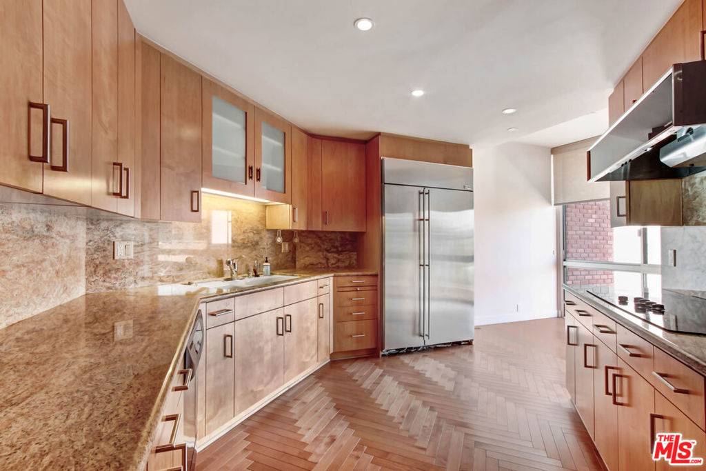 Beverly Hills, CA 90211,300 N Swall DR #452