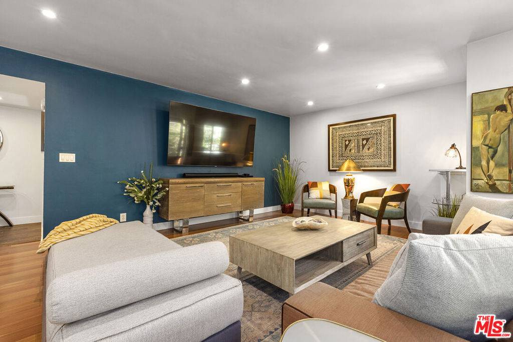 Los Angeles, CA 90068,6744 Hillpark DR #305