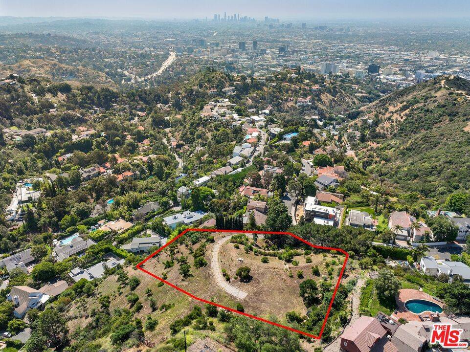 Los Angeles, CA 90068,2666 Larmar RD
