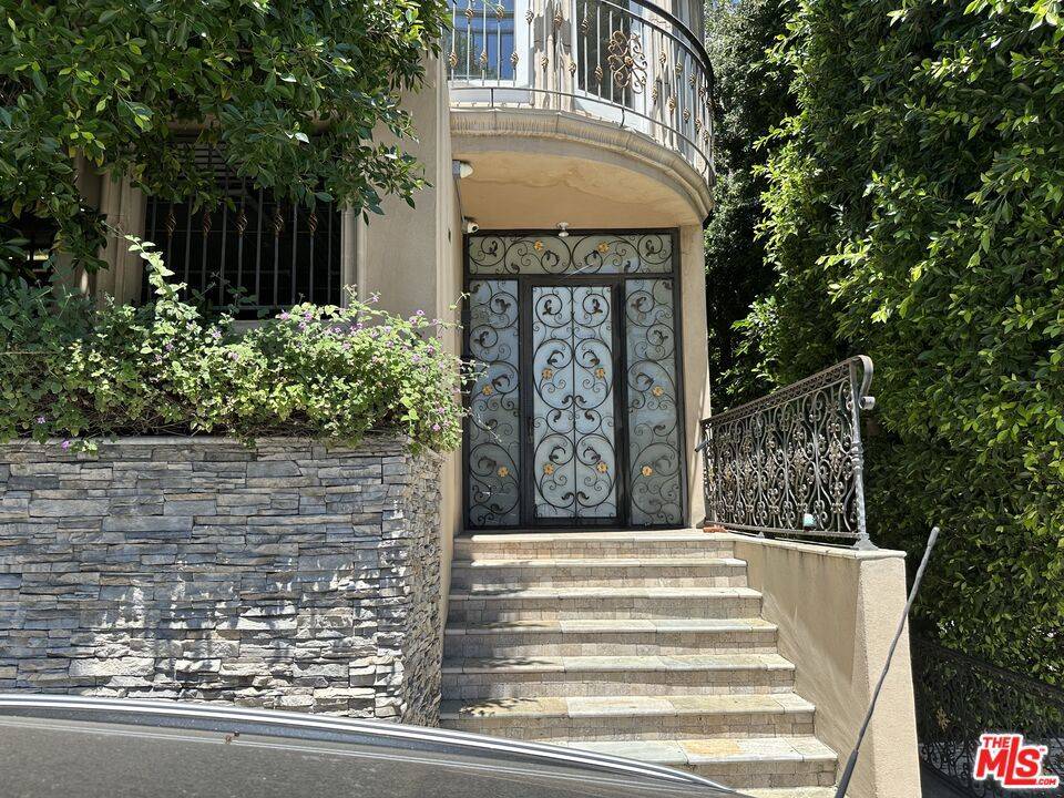 Los Angeles, CA 90068,3401 Barham BLVD #4