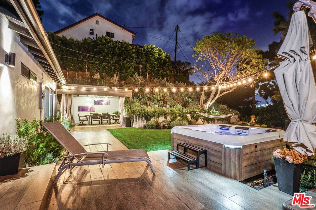 Los Angeles, CA 90068,7745 Skyhill DR