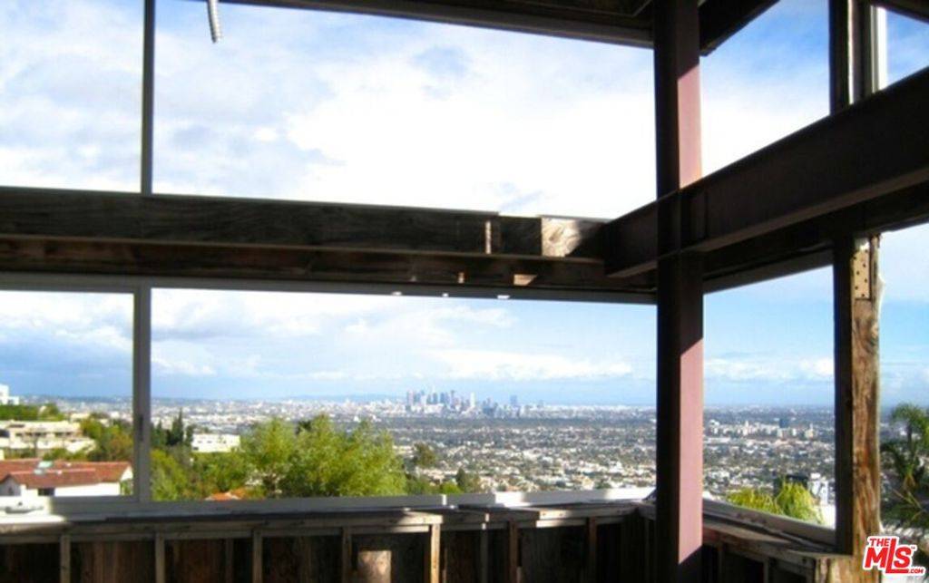 Los Angeles, CA 90069,9443 Sierra Mar PL