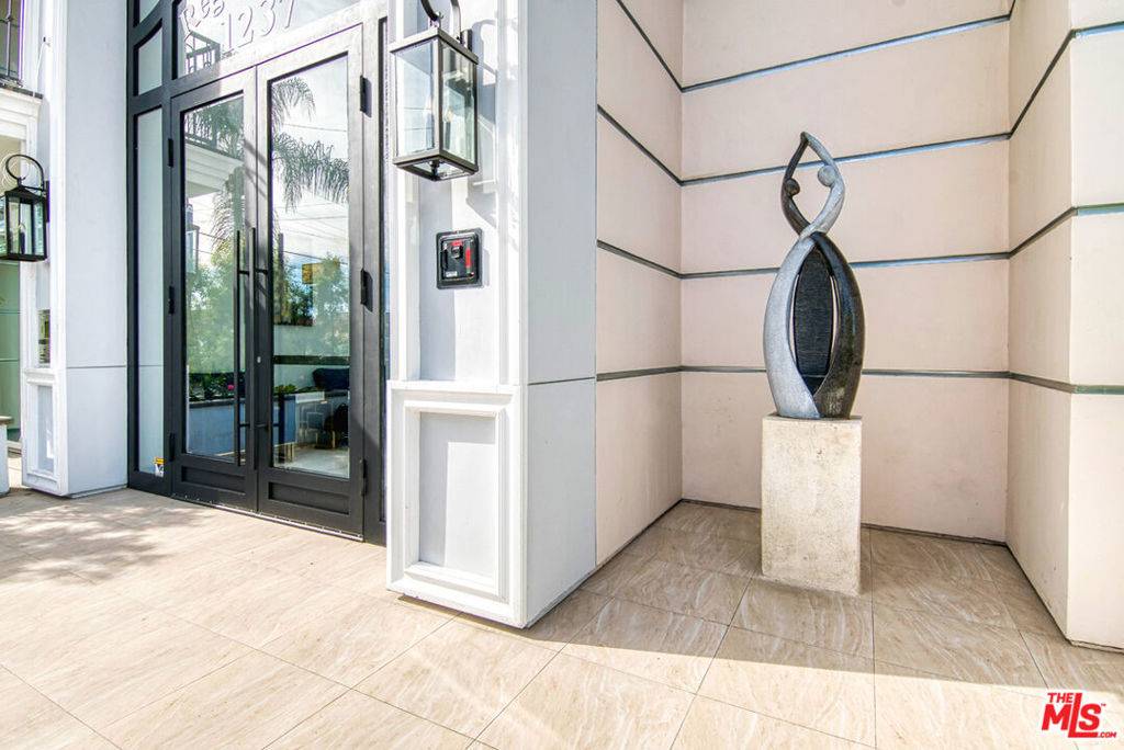 Los Angeles, CA 90035,1237 S Holt AVE #304