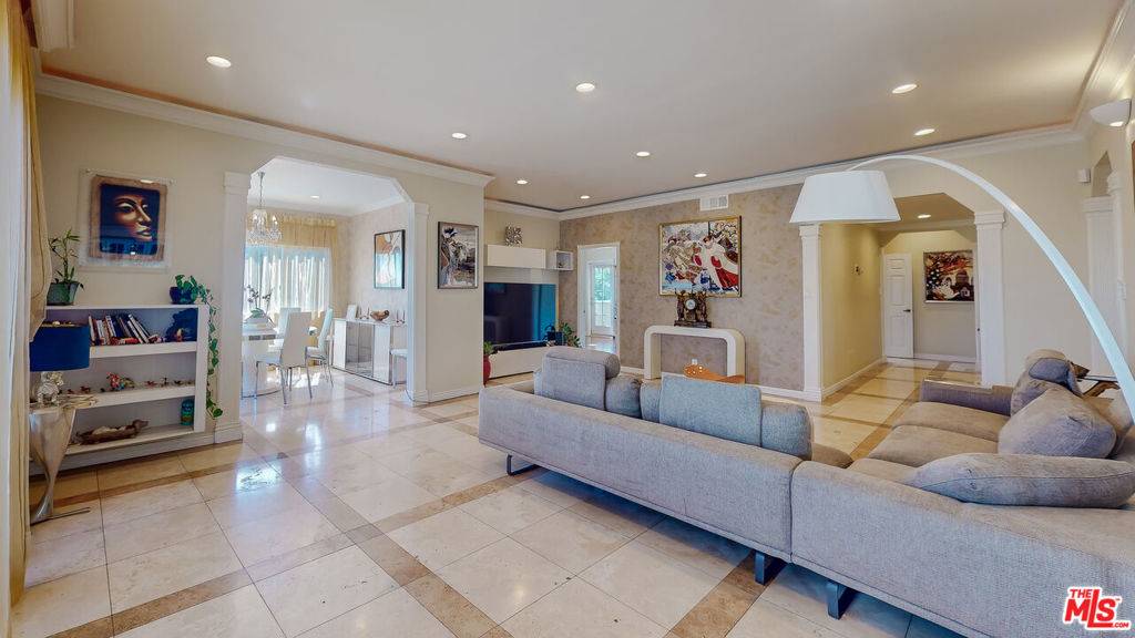 West Hollywood, CA 90069,1228 N La Cienega BLVD #304
