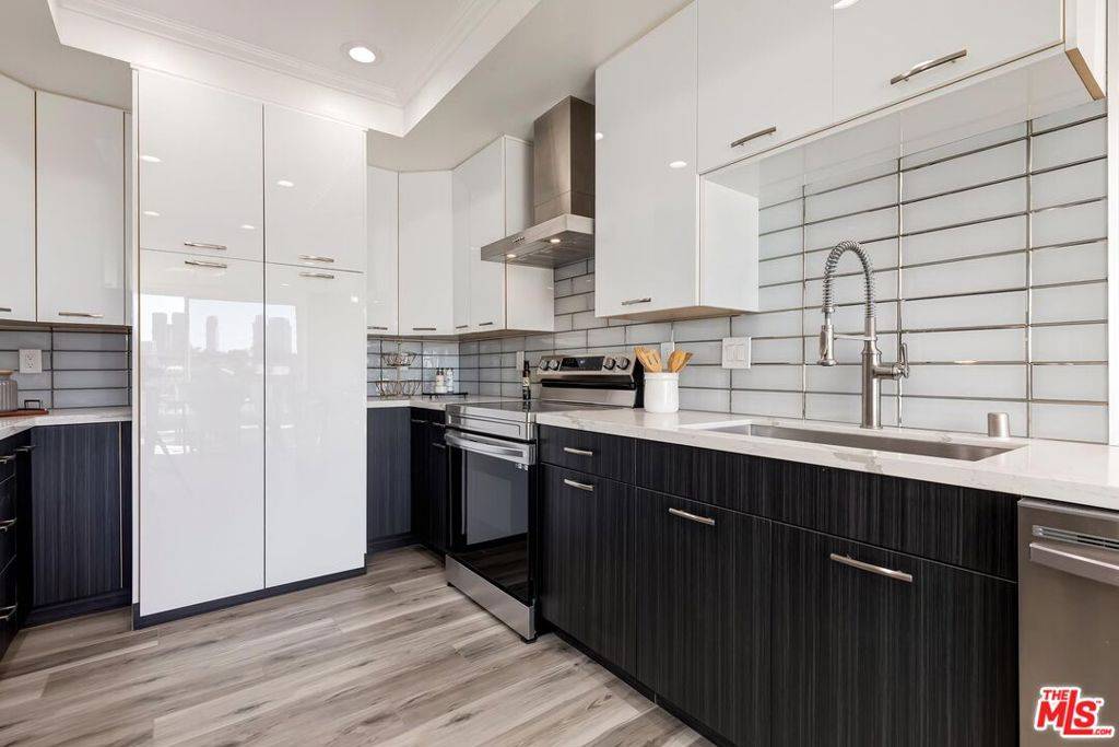 Beverly Hills, CA 90212,450 S Maple DR #404
