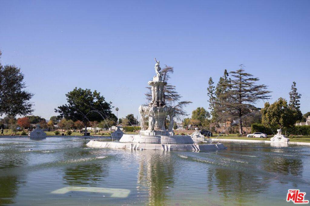 North Hollywood, CA 91606,10621 Victory BLVD