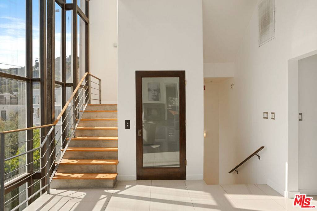 West Hollywood, CA 90069,8435 FRANKLIN AVE