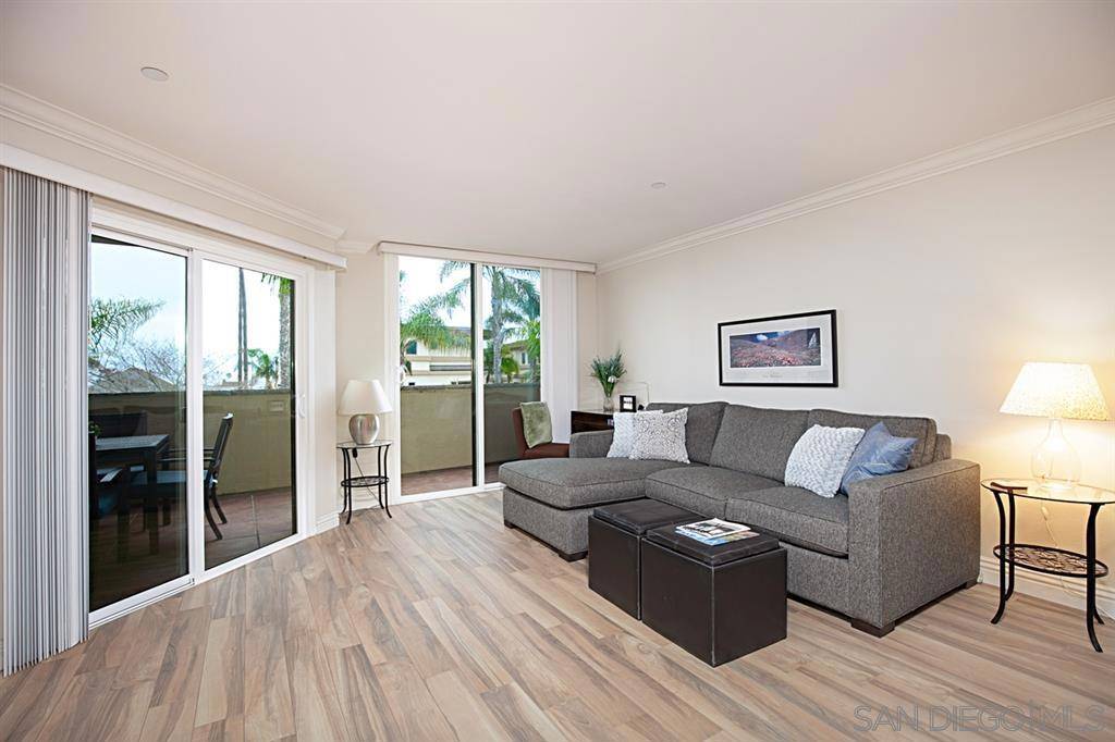 La Jolla, CA 92037,7509 DRAPER AVE #200
