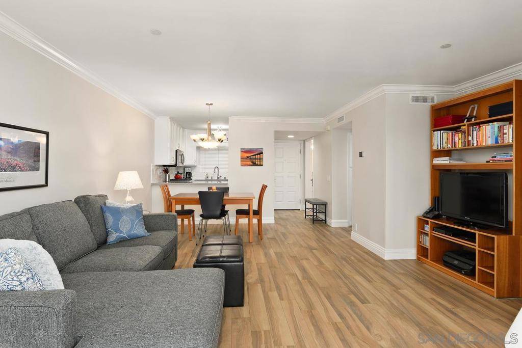 La Jolla, CA 92037,7509 DRAPER AVE #200