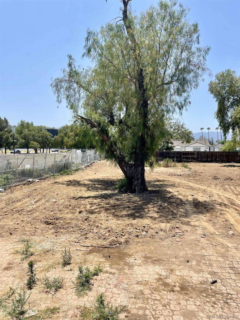 Corona, CA 92879,13801 Magnolia Ave