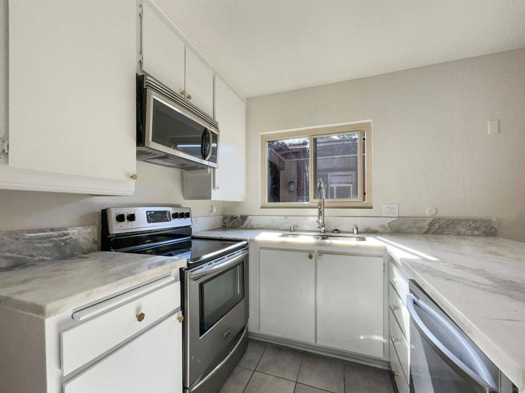 San Diego, CA 92120,5513 Adobe Falls Rd #11