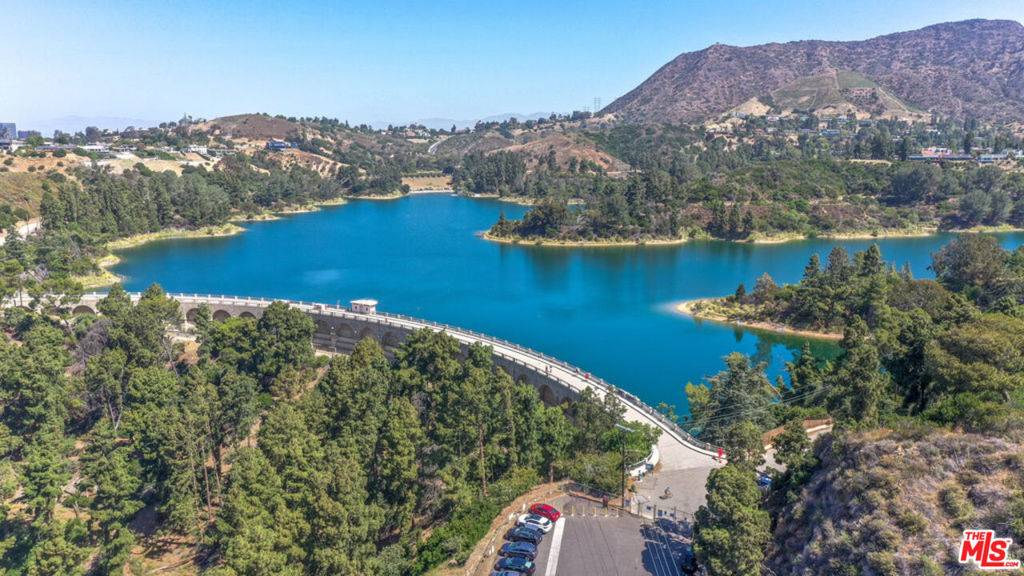 Los Angeles, CA 90068,6448 Weidlake DR