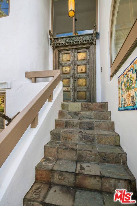 Los Angeles, CA 90068,3016 Hollycrest DR